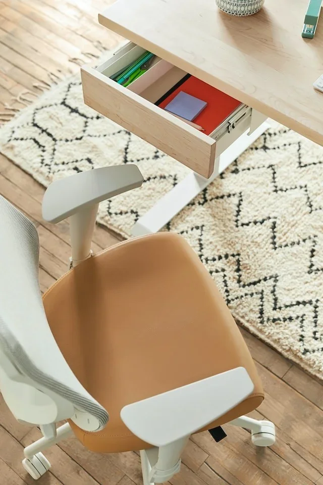 Ergonomischer Bürostuhl mit verstellbarer Rückenlehne und Armlehnen am Schreibtisch