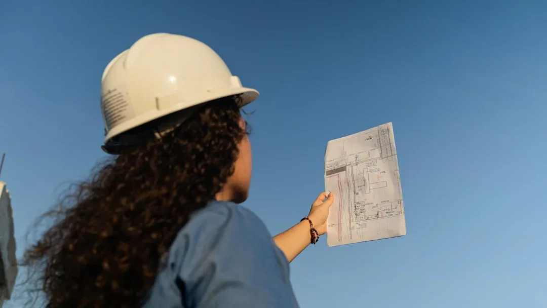 Fachkraft für Arbeitssicherheit prüft mit Checkliste die Schutzeinrichtungen an einer Maschine