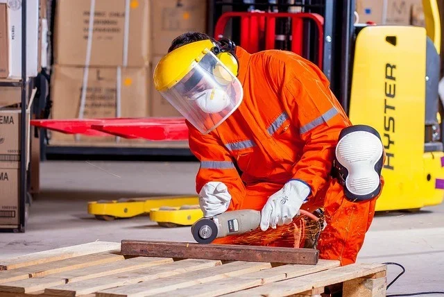 Arbeiter in Warnweste als persönliche Schutzausrüstung in der Produktion