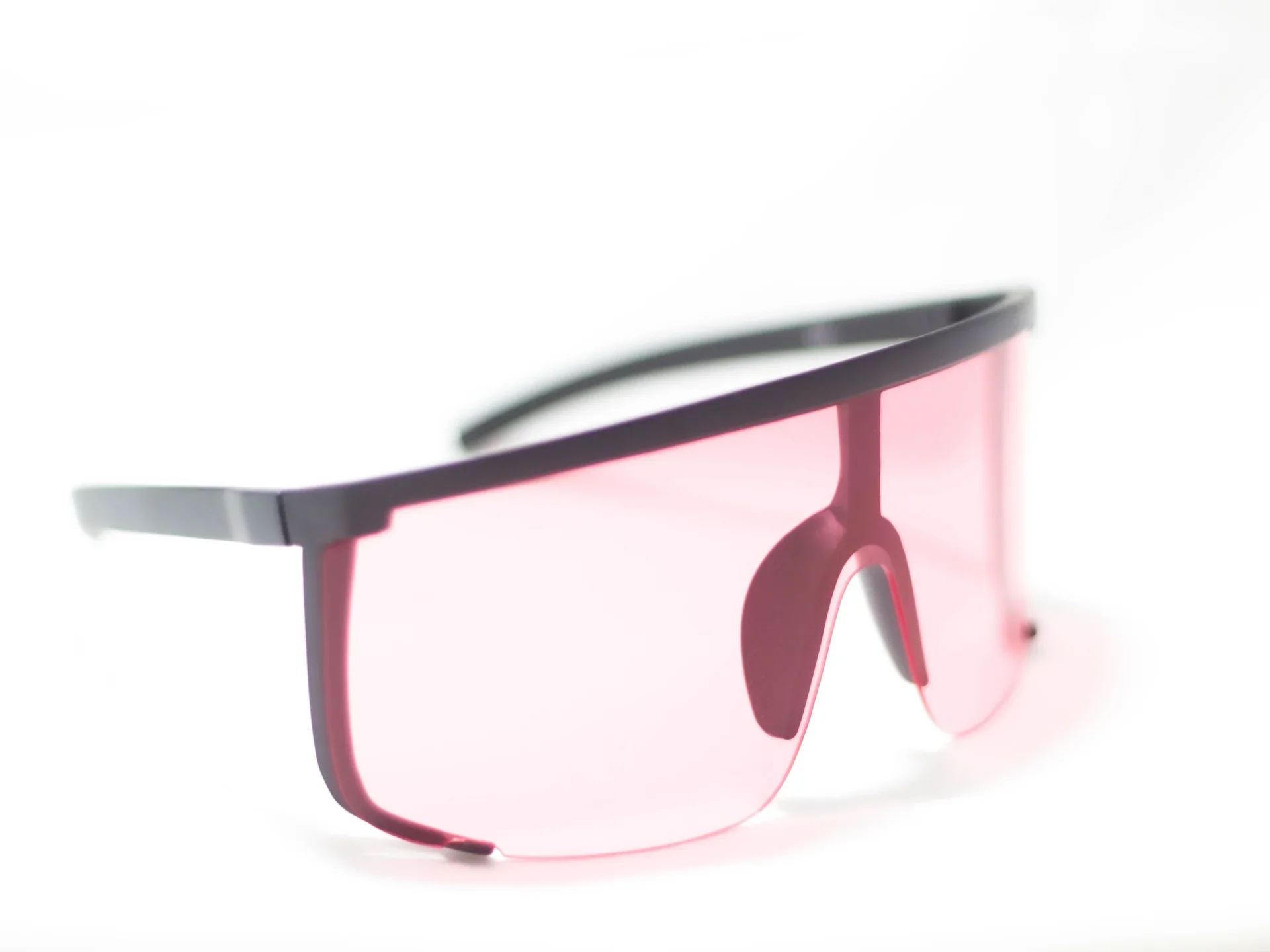 Schutzbrille und Atemschutzmaske als persönliche Schutzausrüstung